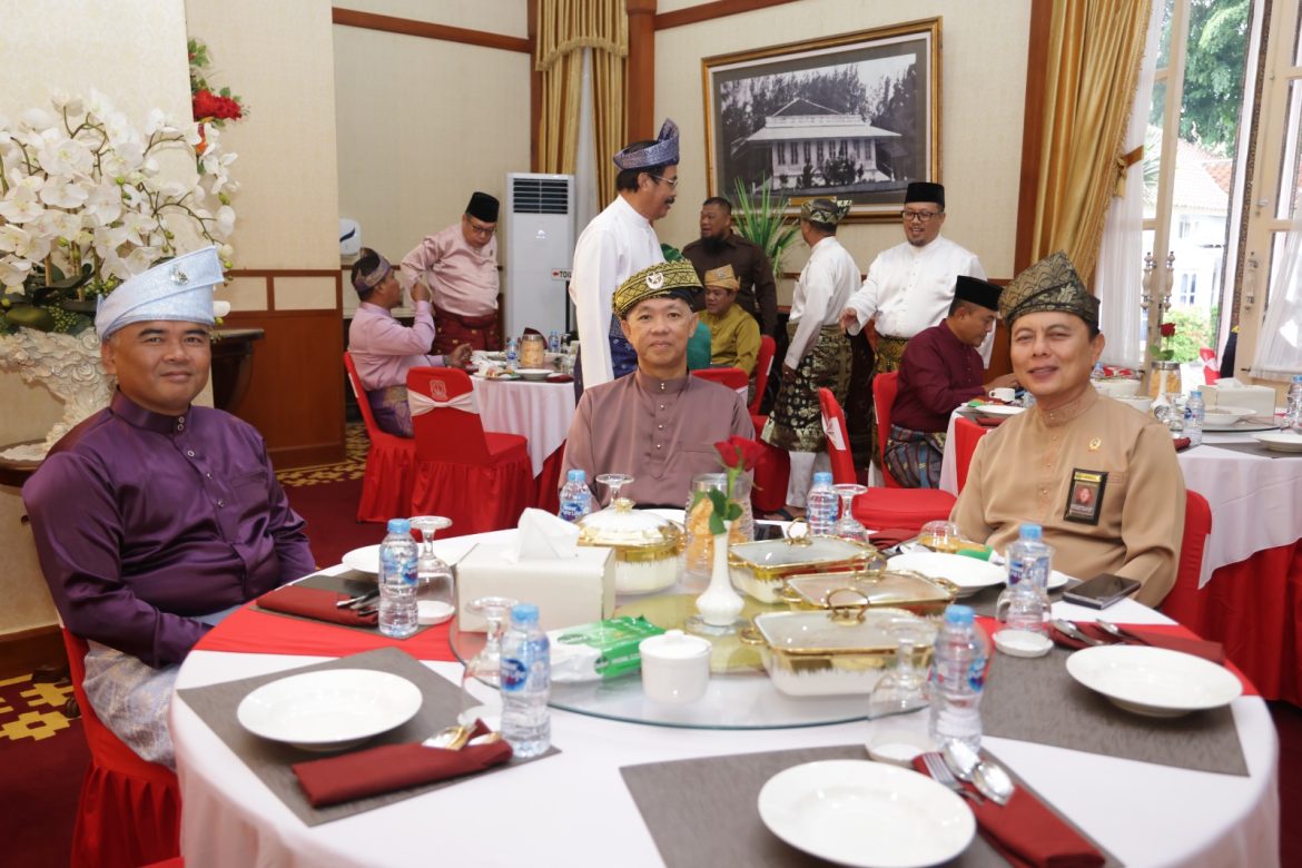 HARI JADI KE-24 KEPRI, KAPOLDA DAN JAJARAN POLDA KEPRI RAIH PENGHARGAAN