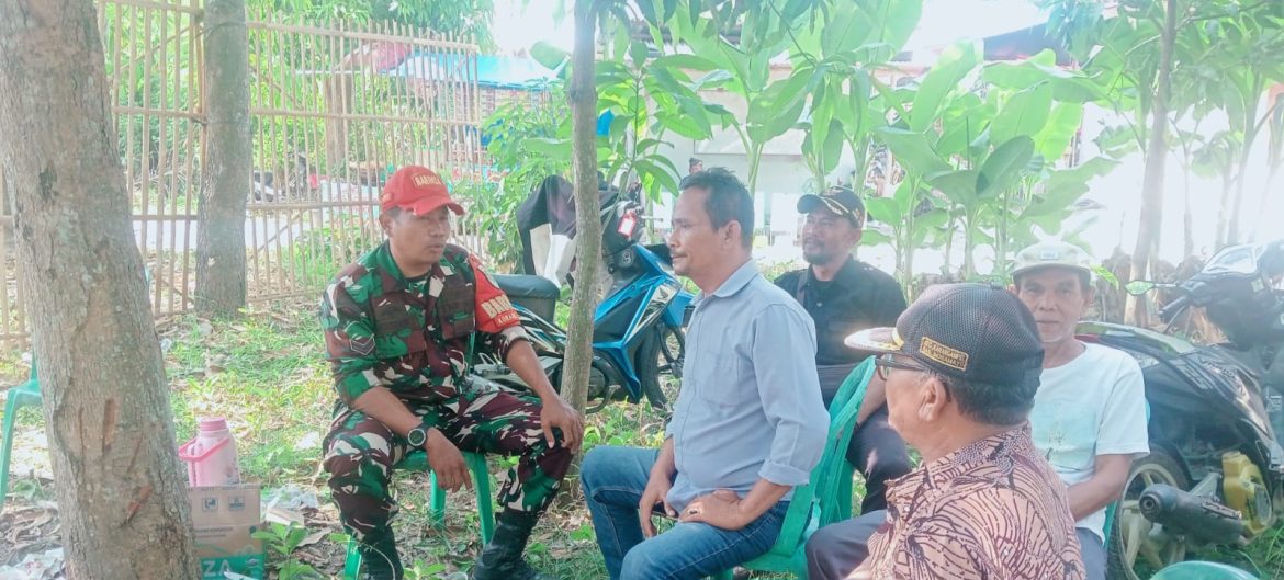 Babinsa Koramil 1608/Karangampel Komsos Bersama Warga Dukuh Jeruk, Ajak Jaga Kamtibmas