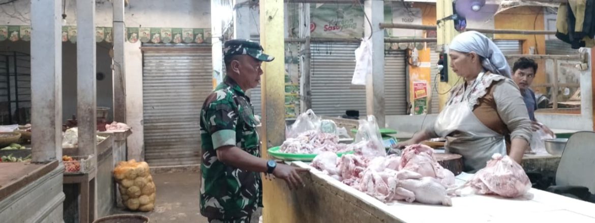 Babinsa Koramil 1605 Sukagumiwang Monitoring Harga Sembako di Tulungagung