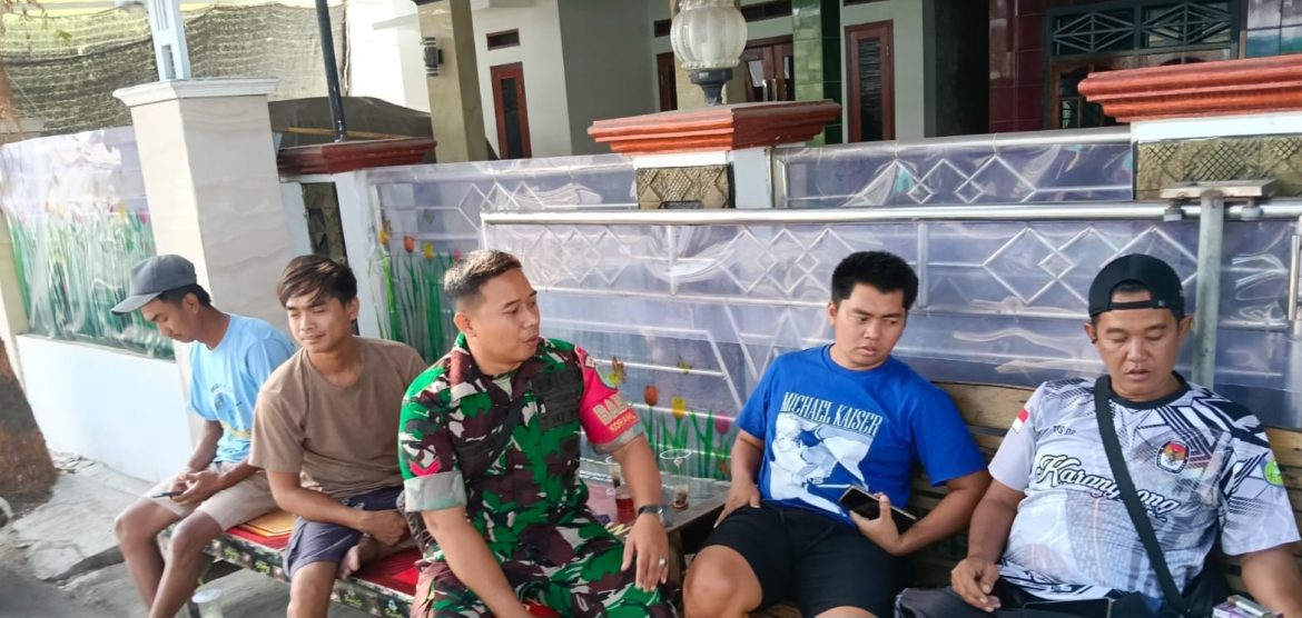 Komsos di Karangsong, Anggota Koramil 1601 Indramayu Ajak Warga Jaga Lingkungan dan Awasi Remaja
