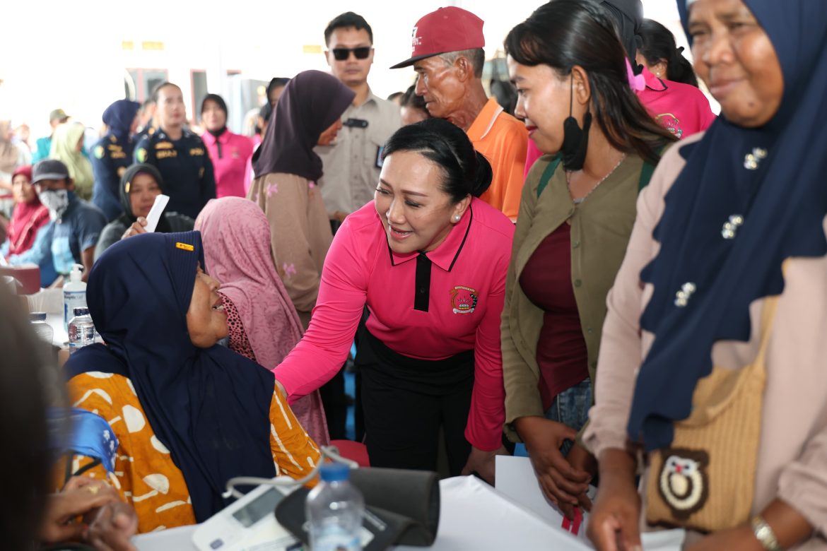 Ketua Umum Bhayangkari Ny. Juliati Sigit Prabowo Tinjau Baksos dan Layanan Kesehatan di Pulau Borang Banyuasin