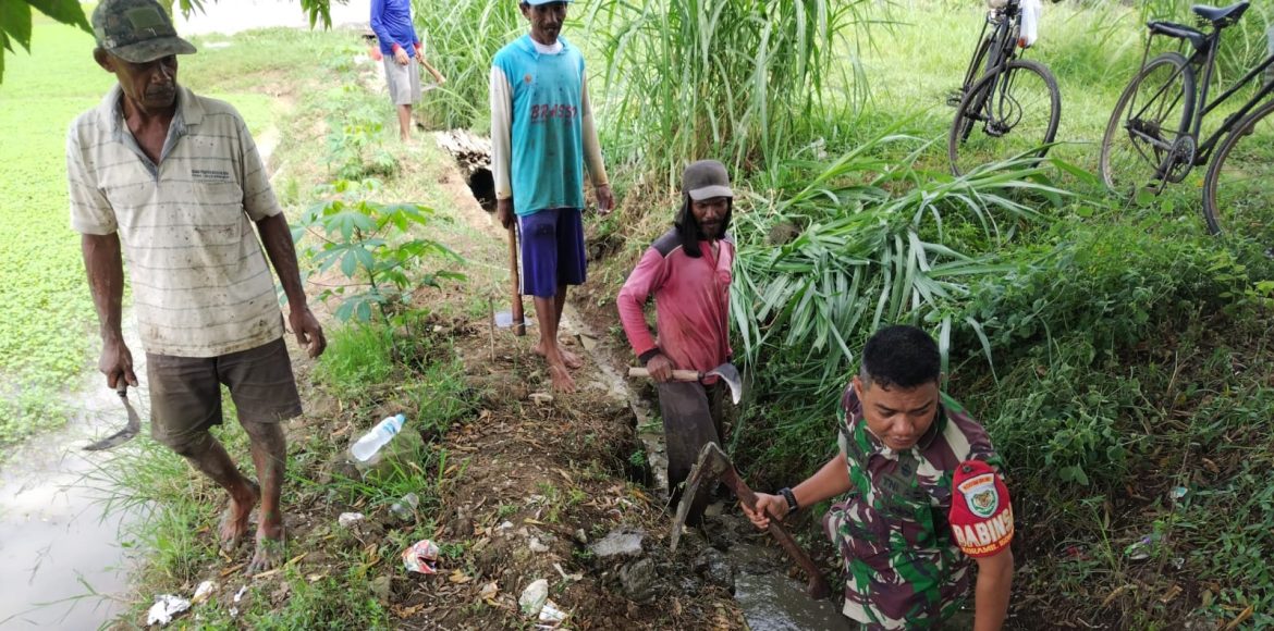 Babinsa Koramil 1608 Karangampel Bersama Pamong dan Warga Bersihkan Irigasi di Jayawinangun