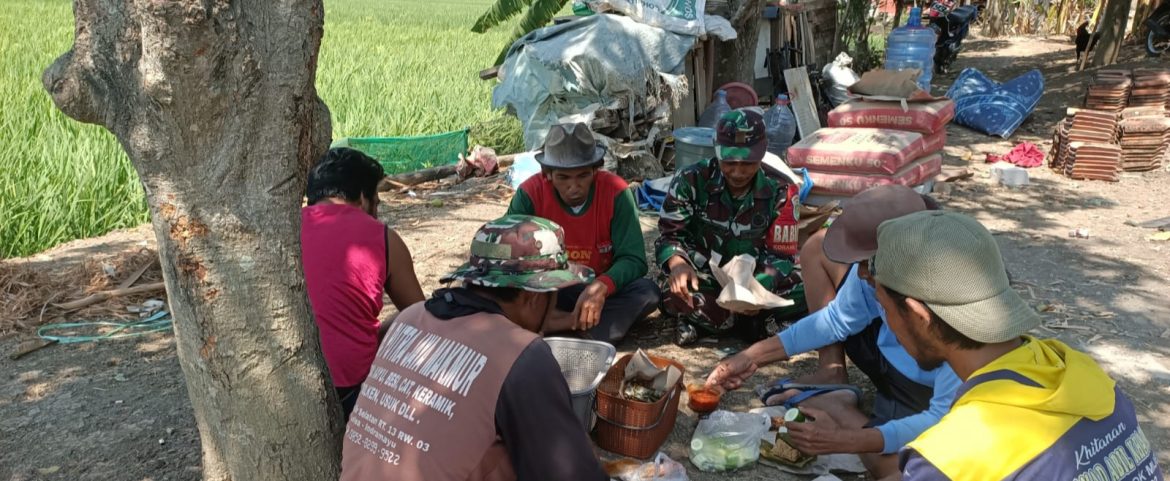 Komsos Babinsa Koramil 1601/Indramayu Perkuat Silaturahmi dan Kepedulian Lingkungan di Pekandanganjaya