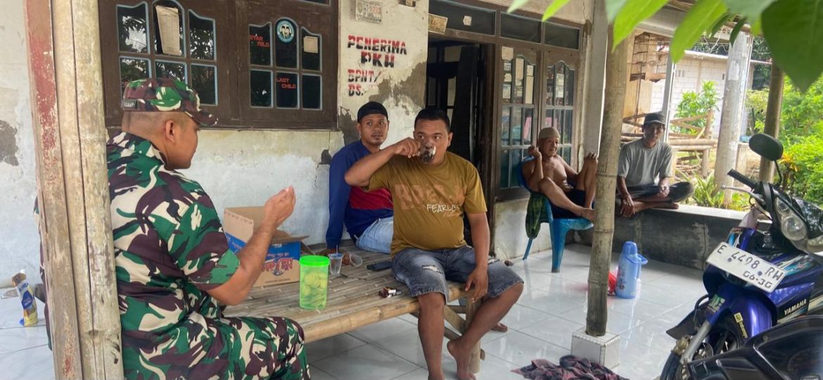 Babinsa Koramil 1605 Sukagumiwang Perkuat Komsos Bersama Warga Desa Jengkok