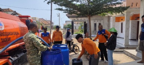 Koramil 1609 Juntinyuat Salurkan Bantuan Air Bersih untuk Warga Desa Limbangan