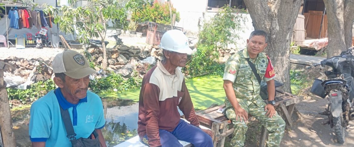 Komsos Bersama Warga Tambak, Babinsa Koramil 1601 Indramayu Ingatkan Kamtibmas hingga Bahaya Judol dan Narkoba