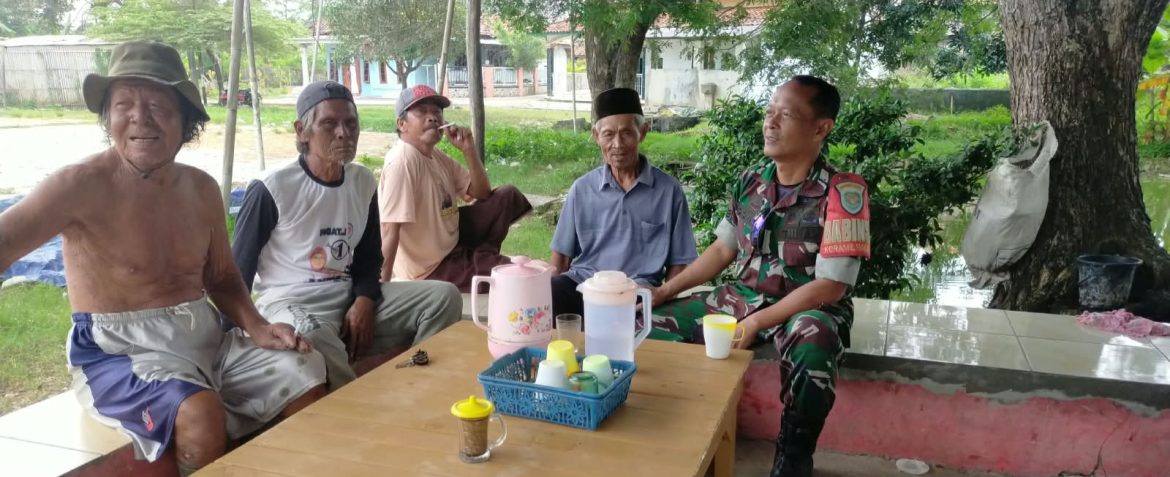 Babinsa Koramil 1608 Karangampel Komsos Bersama Tokoh Masyarakat, Ajak Warga Peduli Kebersihan dan Waspada Kebakaran
