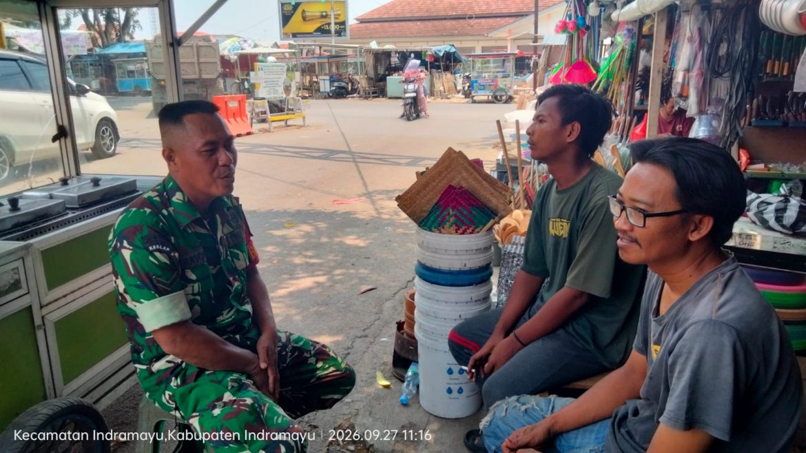 Komsos di Pasar Tradisional, Babinsa Koramil 1601 Indramayu Ajak Pedagang Waspadai Narkoba dan Judi Online