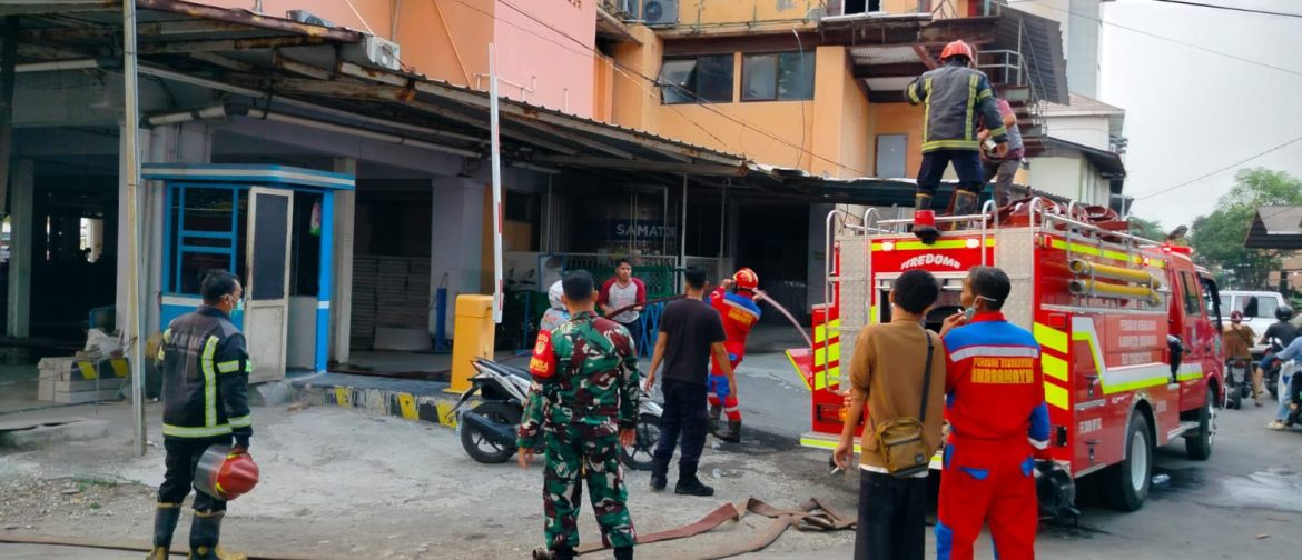 Gercep Babinsa Koramil 1601 Indramayu Terjun di Lokasi Kebakaran Yang melanda Ruang Rawat Inap Lantai 3 RS MM Indramayu