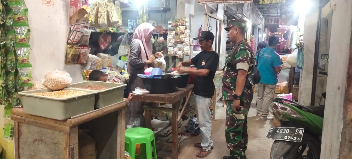 Babinsa Koramil 1605 Sukagumiwang Turun ke Pasar, Harga Sembako Didata Langsung