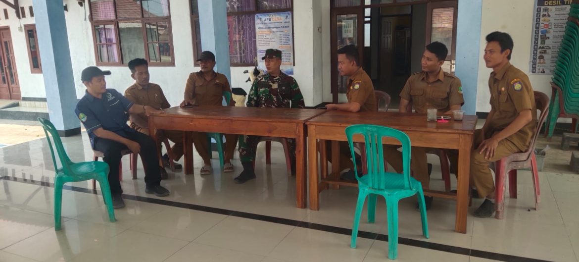 Babinsa Koramil 1605 Sukagumiwang Ajak Pamong Desa Kertasemaya Perkuat Kamtibmas dan Waspada Kebakaran
