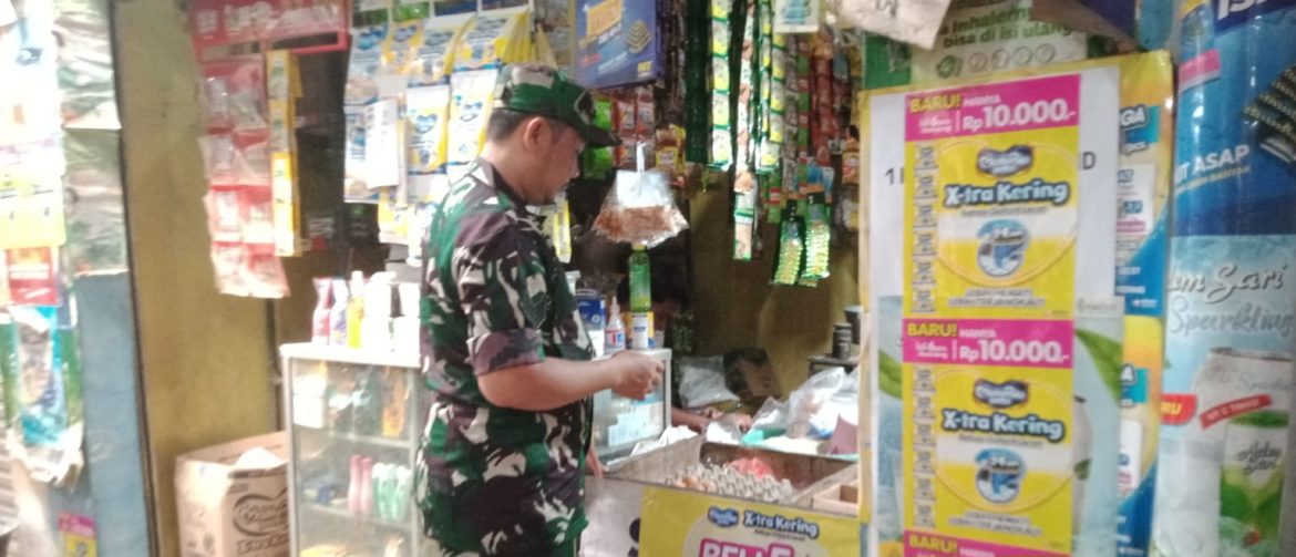 Babinsa Koramil 1605 Sukagumiwang Monitoring Harga Bahan Pokok di Wilayah Binaan