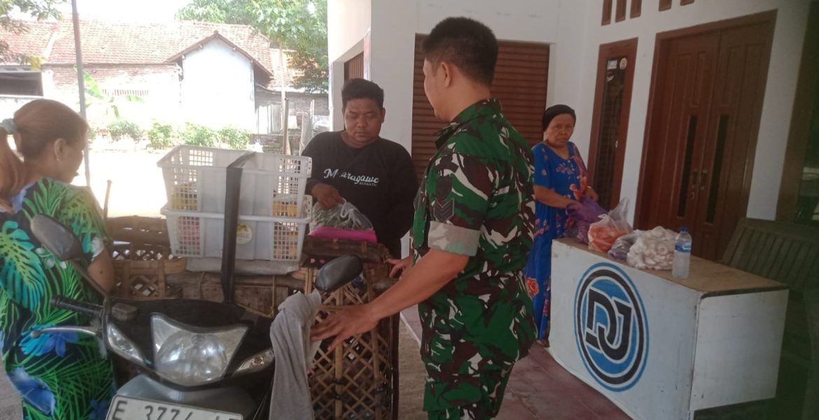 Babinsa Koramil 1605 Sukagumiwang Perkuat Komsos Bersama Warga Desa Sukawera