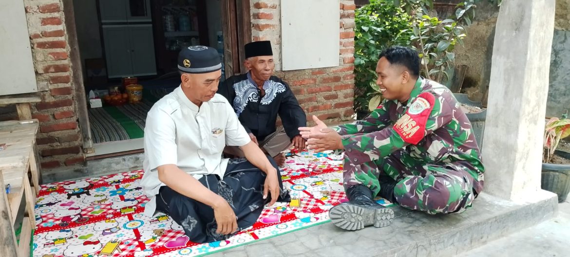 Babinsa Koramil 1601 Indramayu Perkuat Komsos Bersama Warga Desa Rawadalem