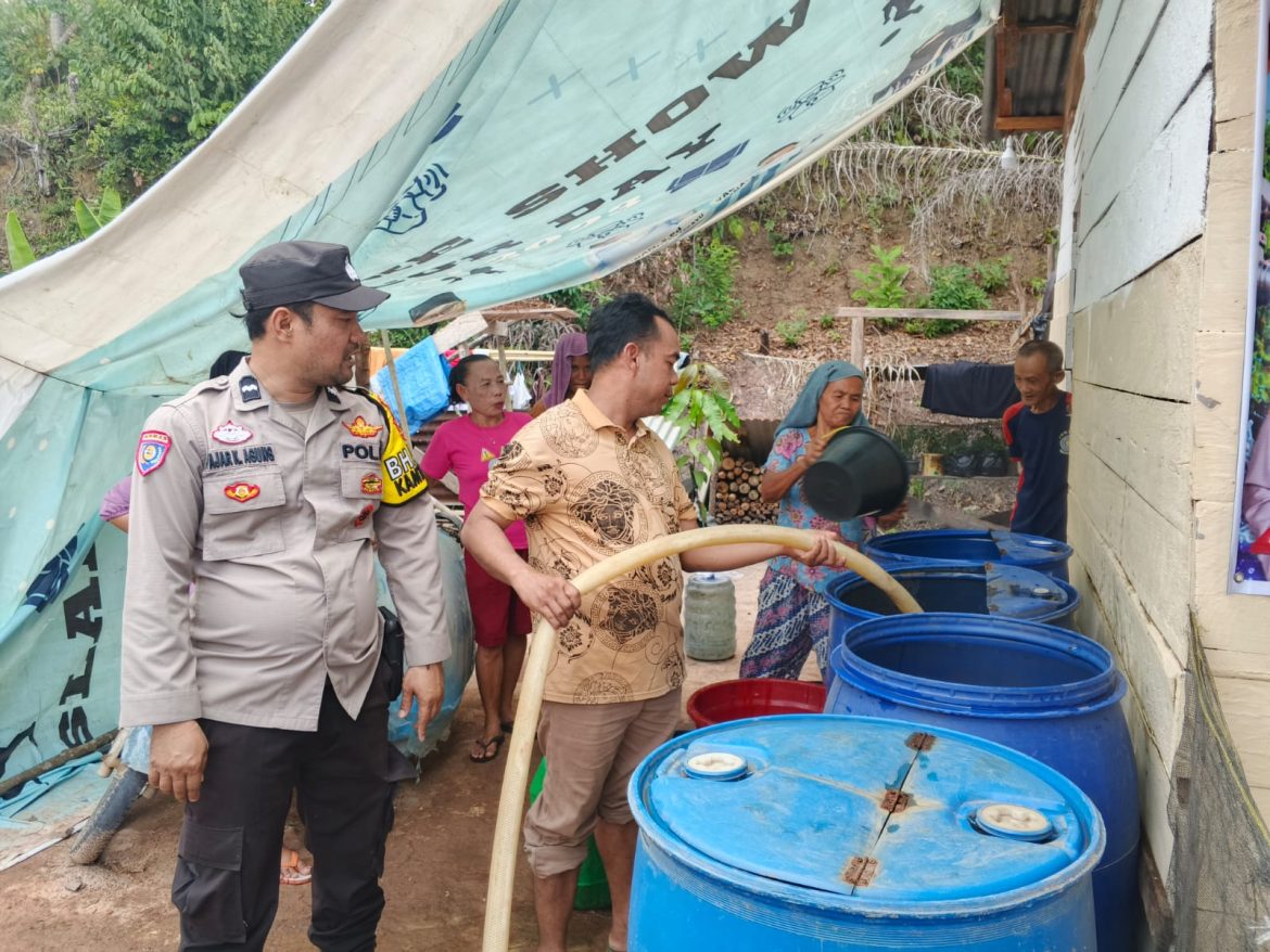 Polda Sumsel Salurkan 4.000 Liter Air Bersih untuk 75 KK di Sekayu