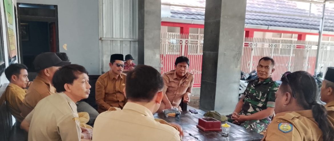 Babinsa Koramil 1605/Sukagumiwang Perkuat Komsos Bersama Pamong Desa Gunungsari