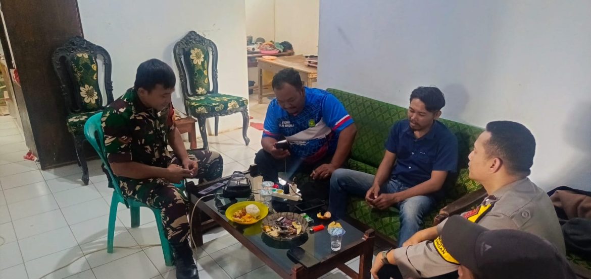 Komsos di Gelarmandala, Babinsa Koramil 1601/Indramayu Perkuat Kedekatan dengan Warga