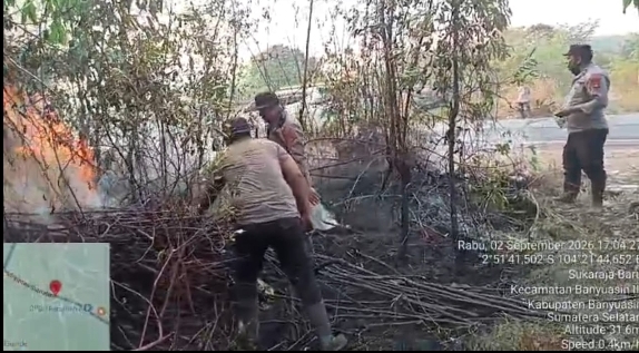 Gerak Cepat Polsek Banyuasin III Padamkan Kebakaran Kebun Karet di Seterio