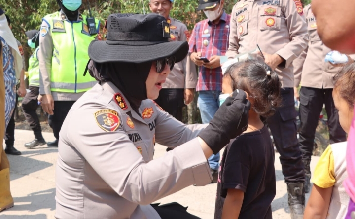 Peduli Anak di Tengah Kepungan Asap Karhutla, Polres Ogan Ilir Bagikan Masker untuk Warga Desa Pulau Semambu