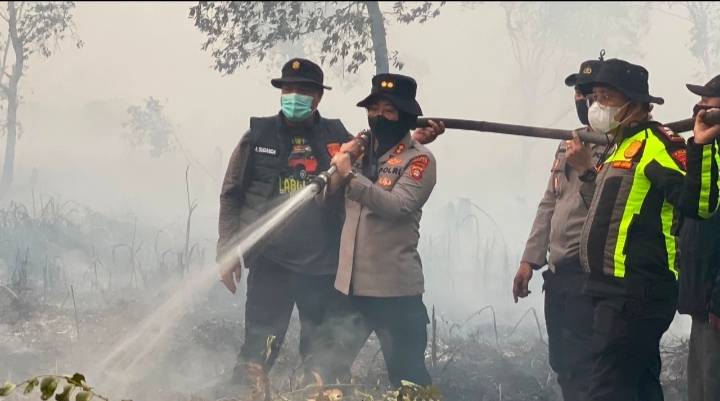 Bersama Tim Gabungan, Kapolres Ogan Ilir Bergerak Cepat Jinakkan Api Karhutla di Sungai Rambutan