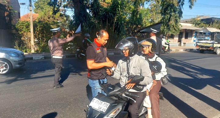 Antisipasi Abu Vulkanik Anak Krakatau, Polres Kuningan Bagikan Masker