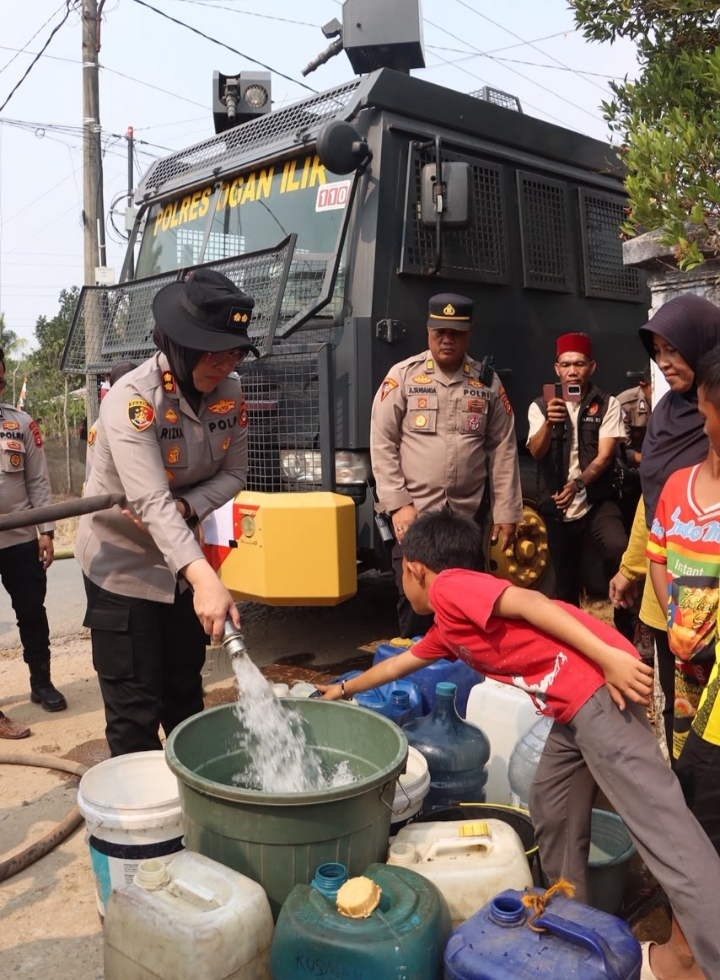 Kapolres Ogan Ilir Pimpin Bakti Sosial Kesehatan dan Pembagian Masker bagi Warga