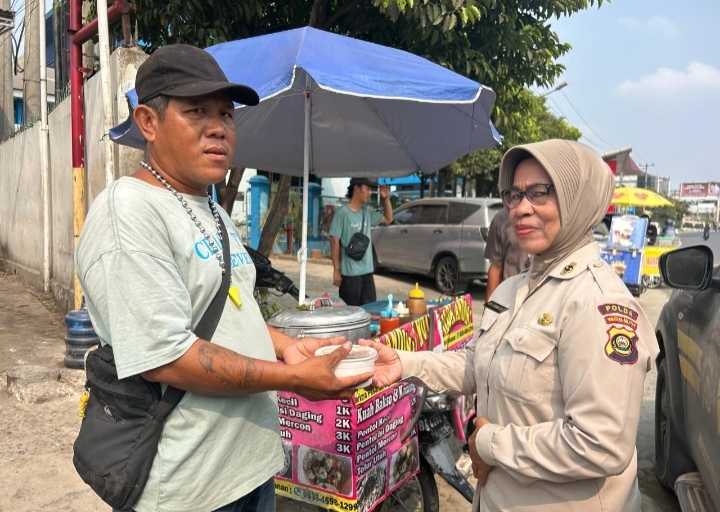 Wujud Kepedulian Sosial, Bidhumas Polda Sumsel Bagikan Nasi Uduk kepada Masyarakat