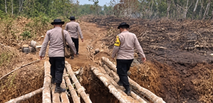 Pastikan Lahan Aman dari Api, Polsek Air Kumbang Lakukan Pendinginan Dampak Karhutla