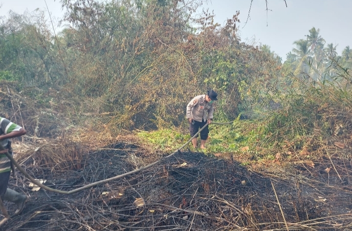 Bhabinkamtibmas Bersama Masyarakat Tangani Karhutla di Desa Teluk Payo