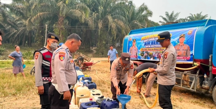 Respons Kekeringan, Polsek Batanghari Leko Distribusikan 10.000 Liter Air Bersih