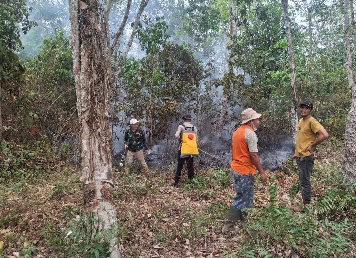 Respons Cepat Pengaduan Warga, Polsek Rantau Bayur Bersama Masyarakat Padamkan Karhutla