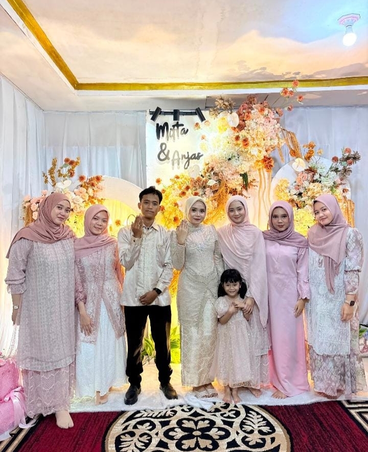 Momen Bahagia Mifta Hurrahma dan Anjas Pramudya dalam Prosesi Lamaran