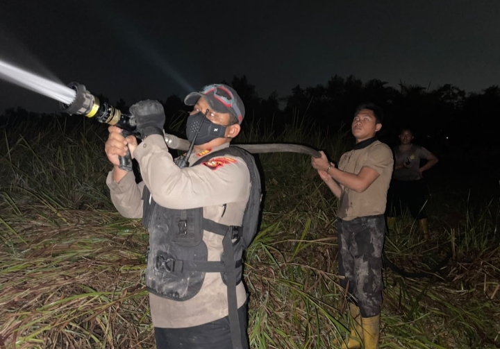 Sinergi Personil Gabungan Berhasil Padamkan Kebakaran Lahan 4 Hektar di Pemulutan Ogan Ilir