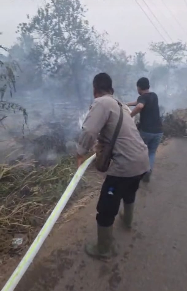 Polsek Air Kumbang Ground Check Hotspot di Desa Sidomulyo, Api Masih Belum Padam