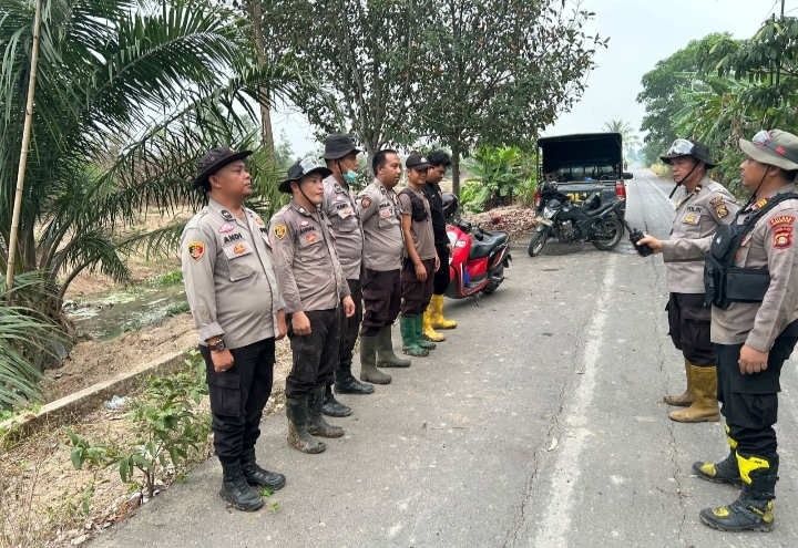 Polres Ogan Ilir melalui Polsek Pemulutan Padamkan Karhutla di Ibul Besar I