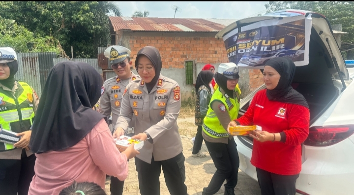 Dekatkan Diri ke Masyarakat, Polres Ogan Ilir Tebar Kebaikan Lewat Inovasi ‘Mobil Senyum’