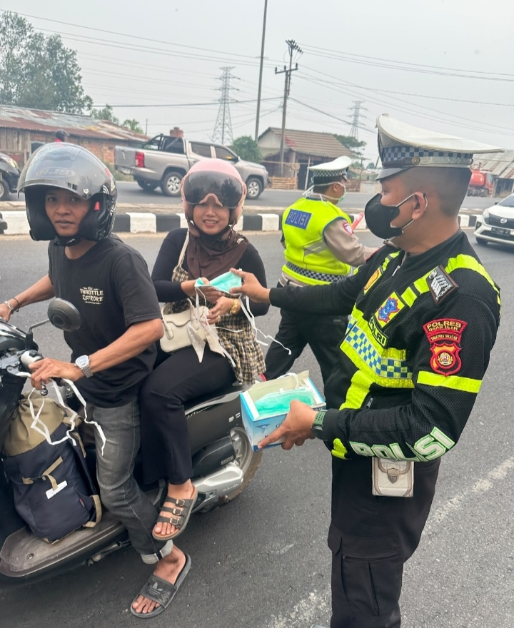 Redam Dampak Asap Karhutla, Sat Lantas Polres Ogan Ilir Gerak Cepat Bagikan Masker dan Atur Lalu Lintas di Lokasi Kebakaran