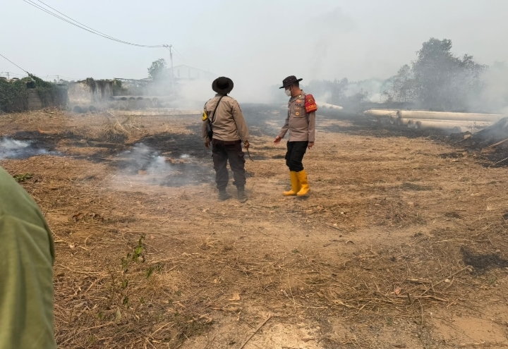 Respons Laporan 110, Polisi Bersama TNI dan BNPB Tangani Kebakaran Lahan di Gasing