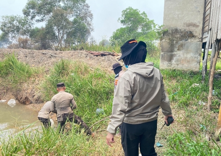 Kapolres Ogan Ilir Turun Langsung Pantau Pemadaman Karhutla di Muara Baru