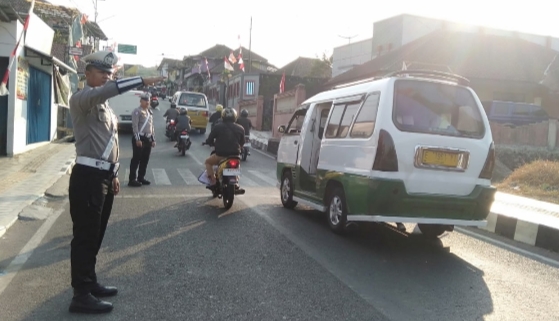 Polres Kuningan Sebar Personel Siaga Pagi, Hadirkan Pelayanan Pengaturan Lalu Lintas demi Kamseltibcarlantas