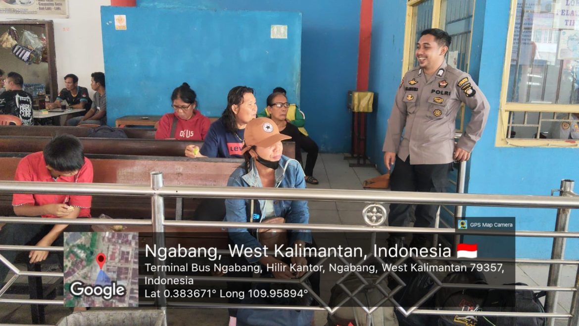 Terik Matahari Tak Jadi Penghalang, Polisi Ngabang Tetap Sapa Warga Saat Patroli
