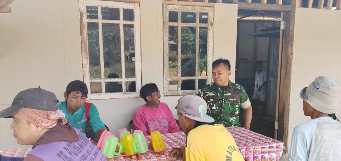 Komsos di Warung Desa, Babinsa Koramil 1605 Sukagumiwang Perkuat Kedekatan dengan Warga Kliwed