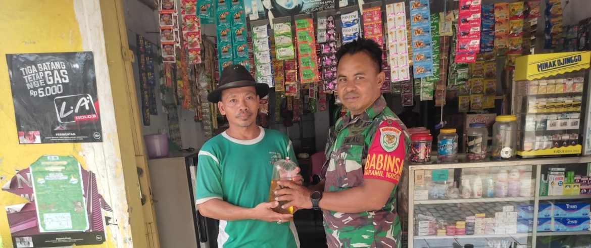 Babinsa Koramil 1605 Sukagumiwang Pantau Harga Bahan Pokok di Wilayah Binaan