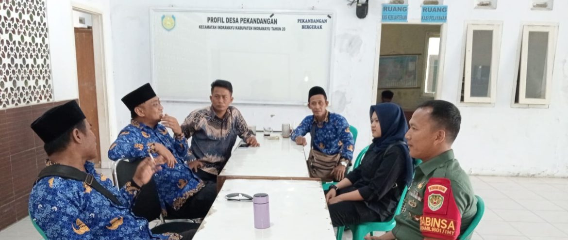 Babinsa Koramil 1601 Indramayu Dampingi Orientasi Manajer KDKMP Desa Pekandangan