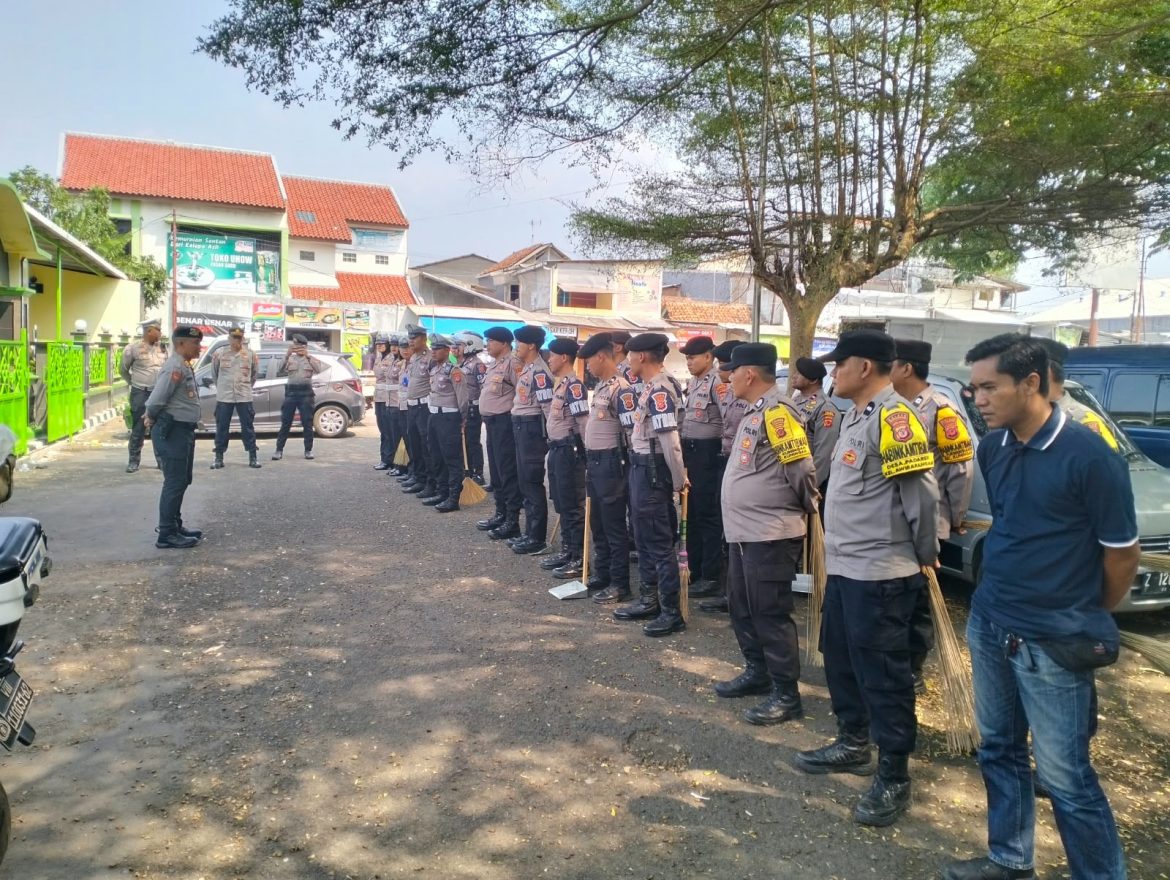 Antisipasi Musim Penghujan, Polres Kuningan Gelar Bakti Sosial Bersih-Bersih Pasar Baru dan Sungai Citamba