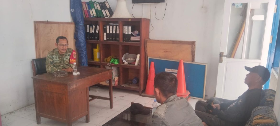 Babinsa Koramil 1601 Indramayu Komsos Bersama Pemdes Dukuh, Perkuat Sinergitas di Tingkat Desa