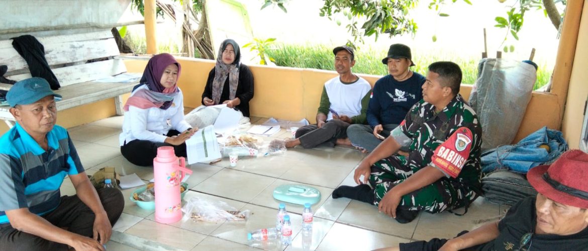 Komsos di Telukagung, Babinsa Ajak Warga Perkuat Kamtibmas dan Peduli Lingkungan