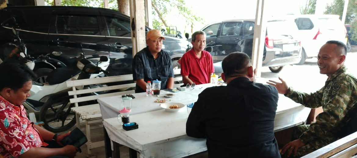 Babinsa Karangampel Silaturahmi dengan Pegawai Kecamatan, Bahas Ketepatan Sasaran Bantuan Sosial