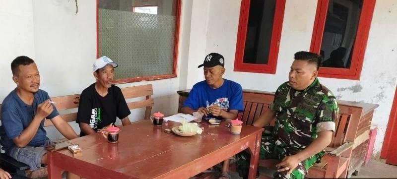 Babinsa Koramil 1608/Karangampel Komsos Bersama Tokoh Pemuda dan Pamong Desa Kedokanbunder Wetan