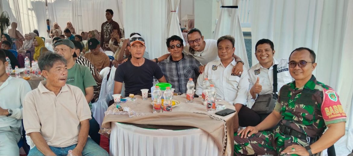 Komsos Bersama Warga Tegalurung, Babinsa Koramil 1601 Indramayu Tekankan Keamanan dan Kebersihan Lingkungan